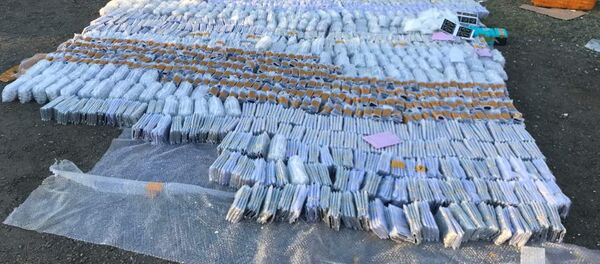 Задержание контрабанды на 30 миллионов сомов в Джалал-Абадской области Задержание контрабанды на 30 миллионов сомов в Джалал-Абадской области - Sputnik Кыргызстан