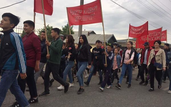 Ученики школы имени Чингиза Айтматова села Новопавловка провели марш в Сокулукском районе - Sputnik Кыргызстан