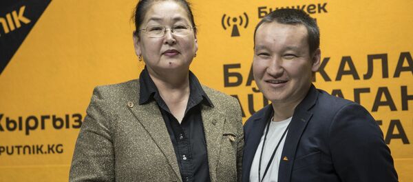 Вице-мэр Бишкека Айгуль Рыскулова и шеф-редактор Sputnik Кыргызстан Эркин Алымбеков - Sputnik Кыргызстан