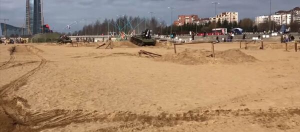 Оказался под танком и выжил — мужчина снял на видео момент своего падения - Sputnik Кыргызстан