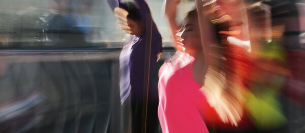 Көнүгүүлөрдү жасап жаткан кыздар. Архив - Sputnik Кыргызстан