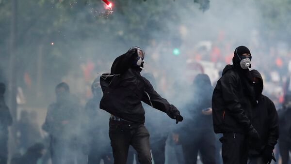 Беспорядки во время первомайского шествия в Париже - Sputnik Кыргызстан