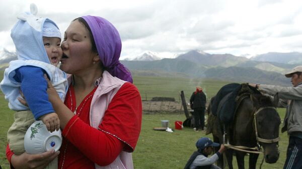 Женщина целует ребенка на пастбище. Архивное фото - Sputnik Кыргызстан