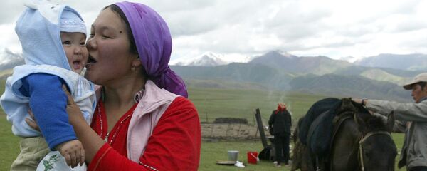 Женщина с ребенком. Архивное фото - Sputnik Кыргызстан