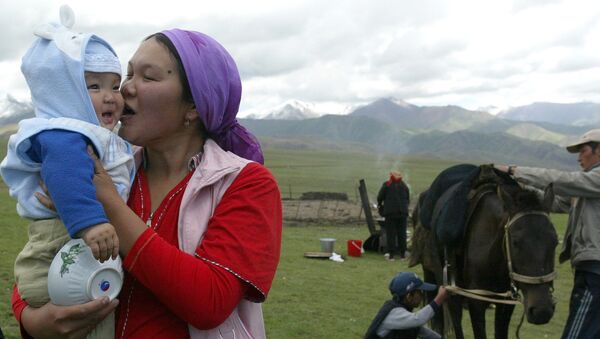 Женщина с ребенком. Архивное фото - Sputnik Кыргызстан