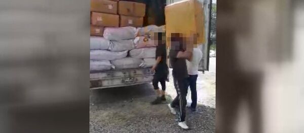 Тысячи смартфонов — видео задержания контрабанды на 30 миллионов сомов Тысячи смартфонов — видео задержания контрабанды на 30 миллионов сомов - Sputnik Кыргызстан
