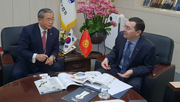 Посол Кылычбек Султан встретился с главой Корейской ассоциации импортеров Мьенг Жин Шином - Sputnik Кыргызстан