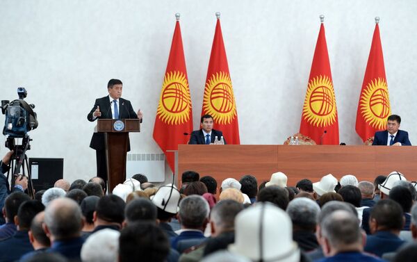 Президент КР Сооронбай Жээнбеков заявил, что будет принимать меры к тем, кто искусственно нагнетает проблему противостояния между севером и югом - Sputnik Кыргызстан