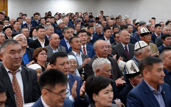 На встрече с жителями Тонского района Иссык-Кульской области президент отметил, что в последнее время усиливаются попытки навязать обществу мнение, будто он пытается установить в стране семейно-клановую власть - Sputnik Кыргызстан