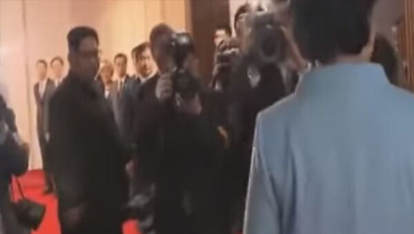 Ким Чен Ын оттолкнул фотографа, пытавшегося снять его жену, — видео - Sputnik Кыргызстан