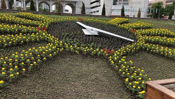 Посадка цветов на площади Ала-Тоо в Бишкеке - Sputnik Кыргызстан