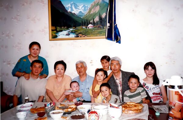 Жубайы Эсенбүбү экөө төрт кыз, эки уулду тарбиялап өстүргөн - Sputnik Кыргызстан