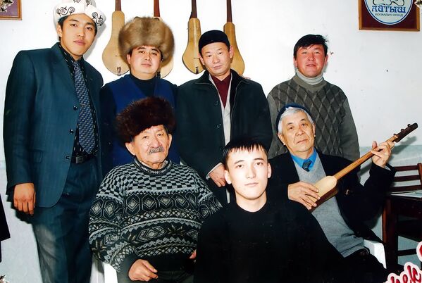 Ашыраалы Айталиев жана Тууганбай Абдиев өздөрү таптаган жаш таланттар менен бирге - Sputnik Кыргызстан