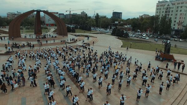 В Бишкеке готовятся к флешмобу года — кадры шикарного танца студентов - Sputnik Кыргызстан