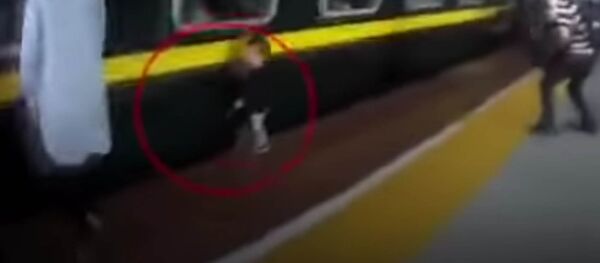 В Китае девочка упала под поезд, ее успели вытащить — видео спасения В Китае девочка упала под поезд, ее успели вытащить — видео спасения - Sputnik Кыргызстан