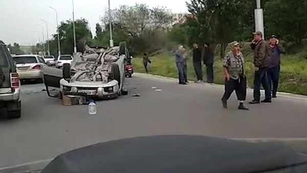 Бишкекте эртең менен эки автоунаа кагышып, бири ала салып кетти. Видео - Sputnik Кыргызстан