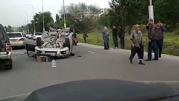 Машина перевернулась вследствие ДТП в Бишкеке — видео - Sputnik Кыргызстан