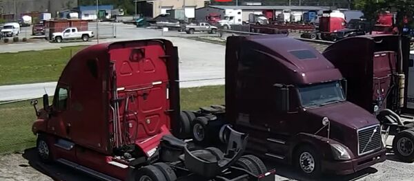 Огромный самолет рухнул на трассу, погибли 9 человек — видео из США - Sputnik Кыргызстан