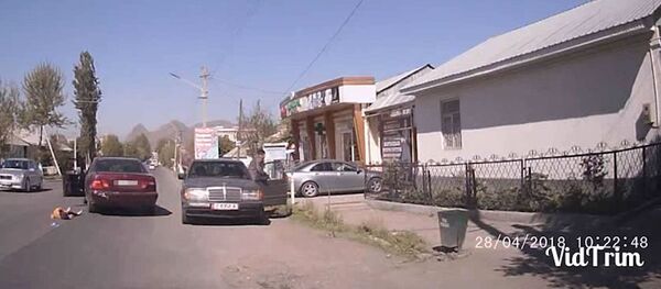 Момент наезда на шестилетнюю девочку в Оше попал на видео - Sputnik Кыргызстан