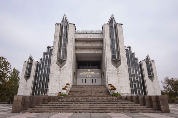 Новый центральный дворец бракосочетаний сдали в эксплуатацию в 1987 году - Sputnik Кыргызстан
