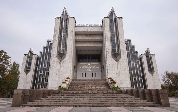 Новый центральный дворец бракосочетаний сдали в эксплуатацию в 1987 году - Sputnik Кыргызстан