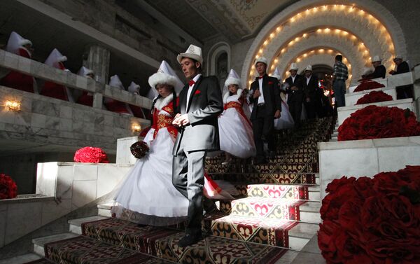 С тех пор в его стенах зарегистрировали брак более 75 тысяч пар. - Sputnik Кыргызстан