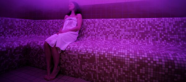 Мончодо эс алып жаткан аял. Архив - Sputnik Кыргызстан