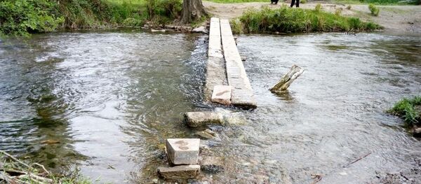 Импровизированный мостик через реку на улице Рихарда Зорге в городе Токмок - Sputnik Кыргызстан