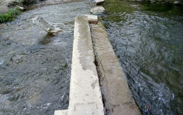 Через канал на улице Рихарда Зорге много лет назад перекинули импровизированный мостик из двух бетонных столбов - Sputnik Кыргызстан