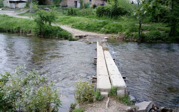 В Токмоке четырехлетняя девочка упала в канал и утонула - Sputnik Кыргызстан