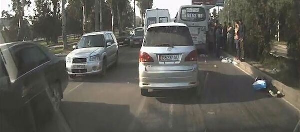 В Бишкеке автобус сбил пенсионерку — видео с места ДТП В Бишкеке автобус сбил пенсионерку — видео с места ДТП - Sputnik Кыргызстан