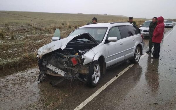 По предварительным данным, 30-летний водитель не справился с управлением из-за заноса на скользкой дороге после дождя, в результате чего авто опрокинулось. - Sputnik Кыргызстан