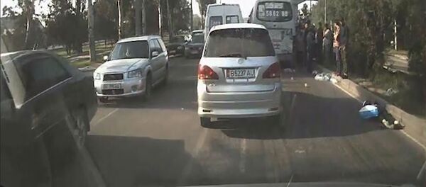 Бишкекте автобус кемпирди сүзүп кетти. Видео - Sputnik Кыргызстан