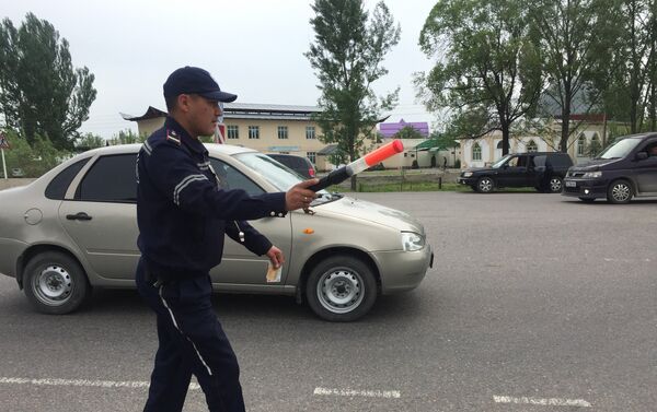 В результате рейда на автодороге Бишкек — Нарын — Торугарт (объездная трасса) за превышение скоростного режима оштрафованы 180 водителей - Sputnik Кыргызстан