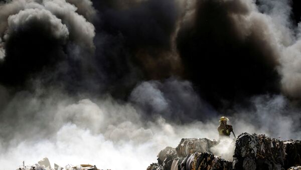 Пожарный на месте крупного возгорания. Архивное фото - Sputnik Кыргызстан