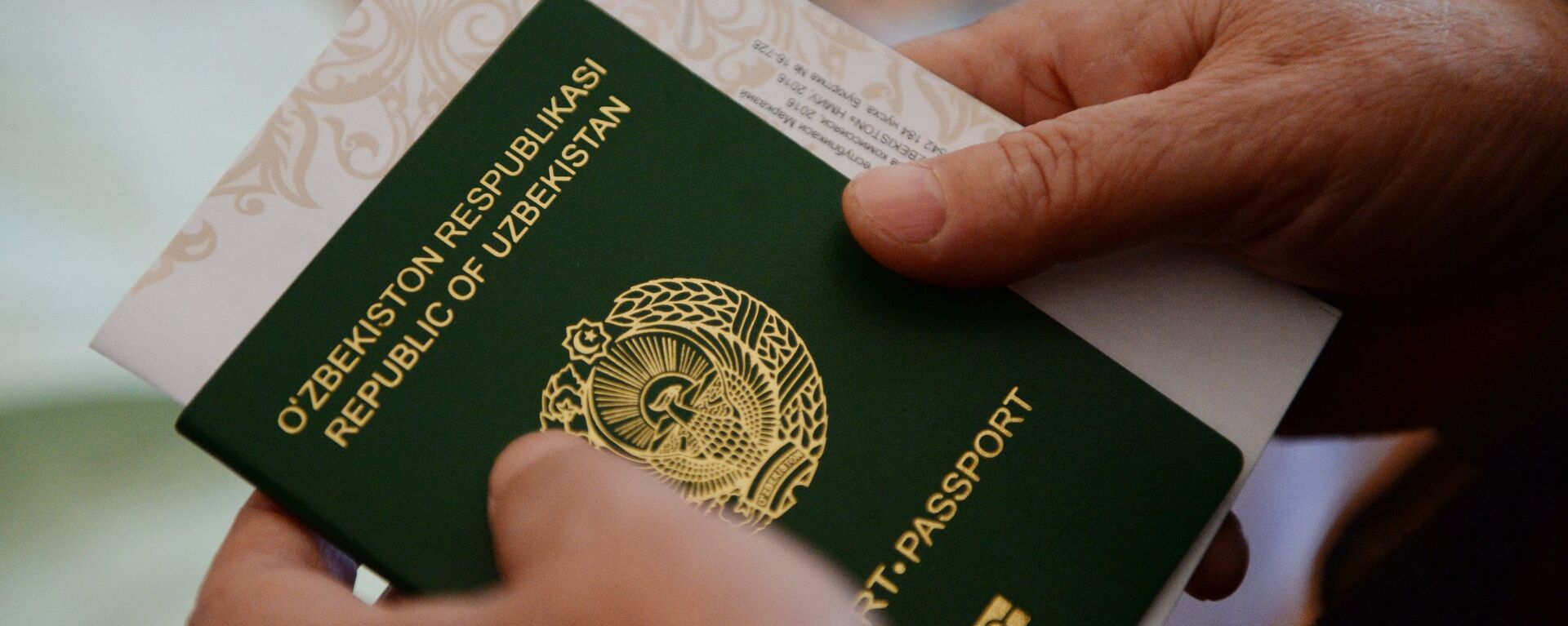 Паспорт гражданина Узбекистана. Архивное фото - Sputnik Кыргызстан, 1920, 27.12.2022