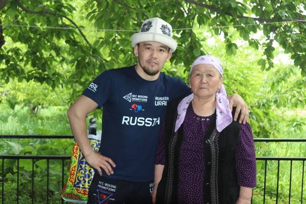 Боксер Акжол Сулайманбек уулу, чемпион World Boxing Association Asia, с мамой Саброй Озбековой - Sputnik Кыргызстан