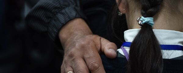 Өспүрүм кызды ийининен кармап турган адам. Архив Өспүрүм кызды ийининен кармап турган адам. Архив - Sputnik Кыргызстан