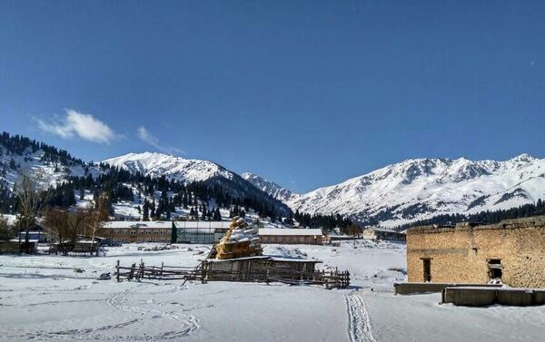 В селе Жыргалан Ак-Сууйского района Иссык-Кульской области выпал снег - Sputnik Кыргызстан