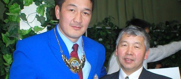 Кыргызский борец греко-римского стиля, чемпион Азии, призер чемпионата мира Раатбек Санатбаев и спортивный журналист Кабыл Макешов Кыргызский борец греко-римского стиля, чемпион Азии, призер чемпионата мира Раатбек Санатбаев и спортивный журналист Кабыл Макешов - Sputnik Кыргызстан