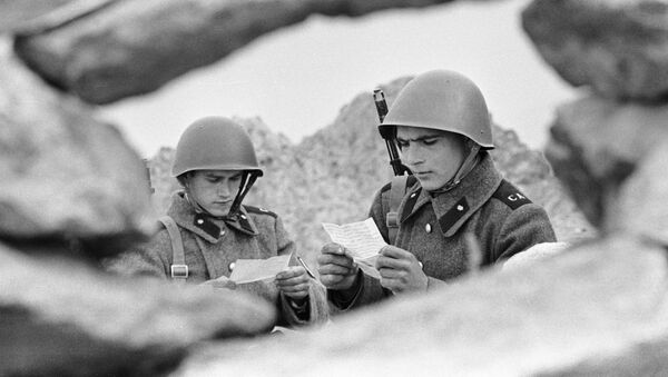 Солдаты Среднеазиатского военного округа читают письма из дома. - Sputnik Кыргызстан