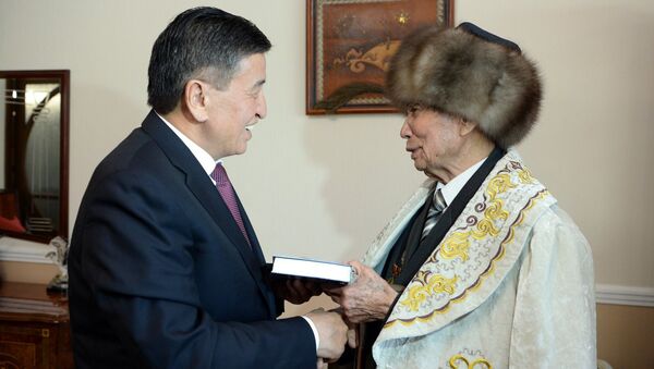 Президент КР Сооронбай Жээнбеков навестил ветерана войны Корчубека Акназарова - Sputnik Кыргызстан