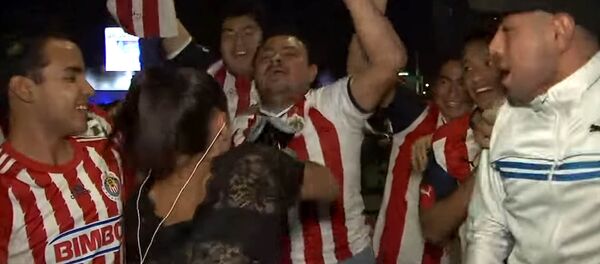 Журналистка ударила микрофоном фаната, пристававшего к ней в эфире, — видео - Sputnik Кыргызстан