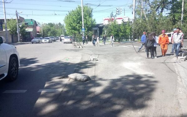 Данный участок уже открыт для движения. Рабочие наносят дорожную разметку. - Sputnik Кыргызстан
