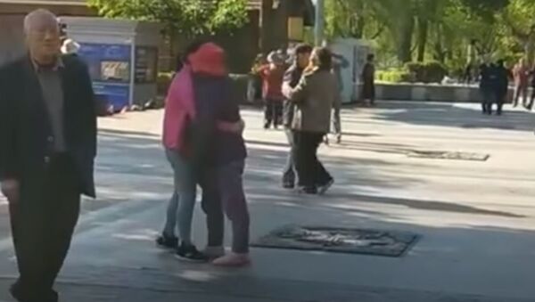 Дочь помогает танцевать маме-инвалиду — видео, растрогавшее соцсети - Sputnik Кыргызстан