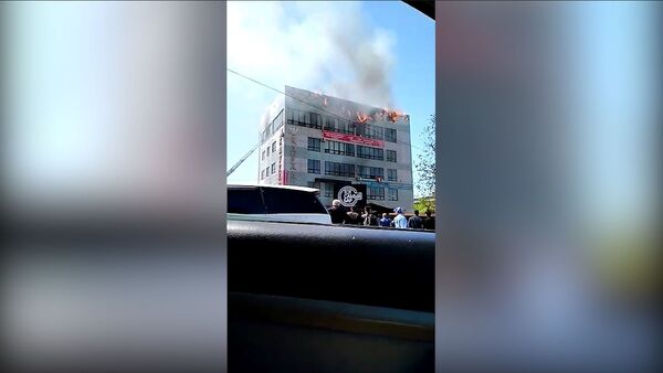 Видео пожара в бизнес-центре у Орто-Сайского рынка - Sputnik Кыргызстан