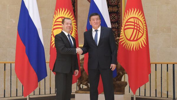 Президент Кыргызстана Сооронбай Жээнбеков и глава правительства РФ Дмитрий Медведев. Архивное фото - Sputnik Кыргызстан