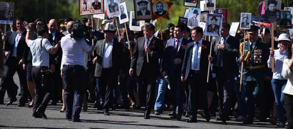 Президент Сооронбай Жээнбеков Өлбөс полк жүрүшүндө. Архив - Sputnik Кыргызстан