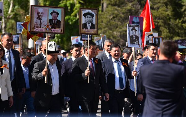 Президент Кыргызстана Сооронбай Жээнбеков возглавляет шествие Бессмертного полка в Бишкеке - Sputnik Кыргызстан