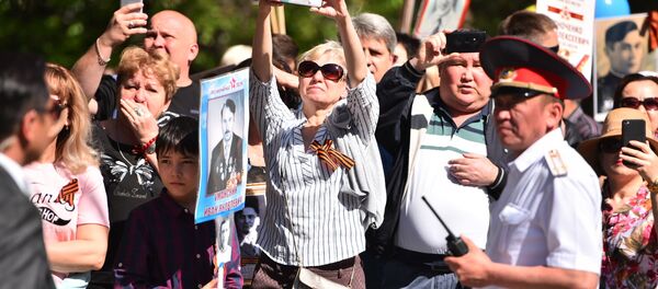 Участники шествия Бессмертный полк в Бишкеке. Архивное фото - Sputnik Кыргызстан